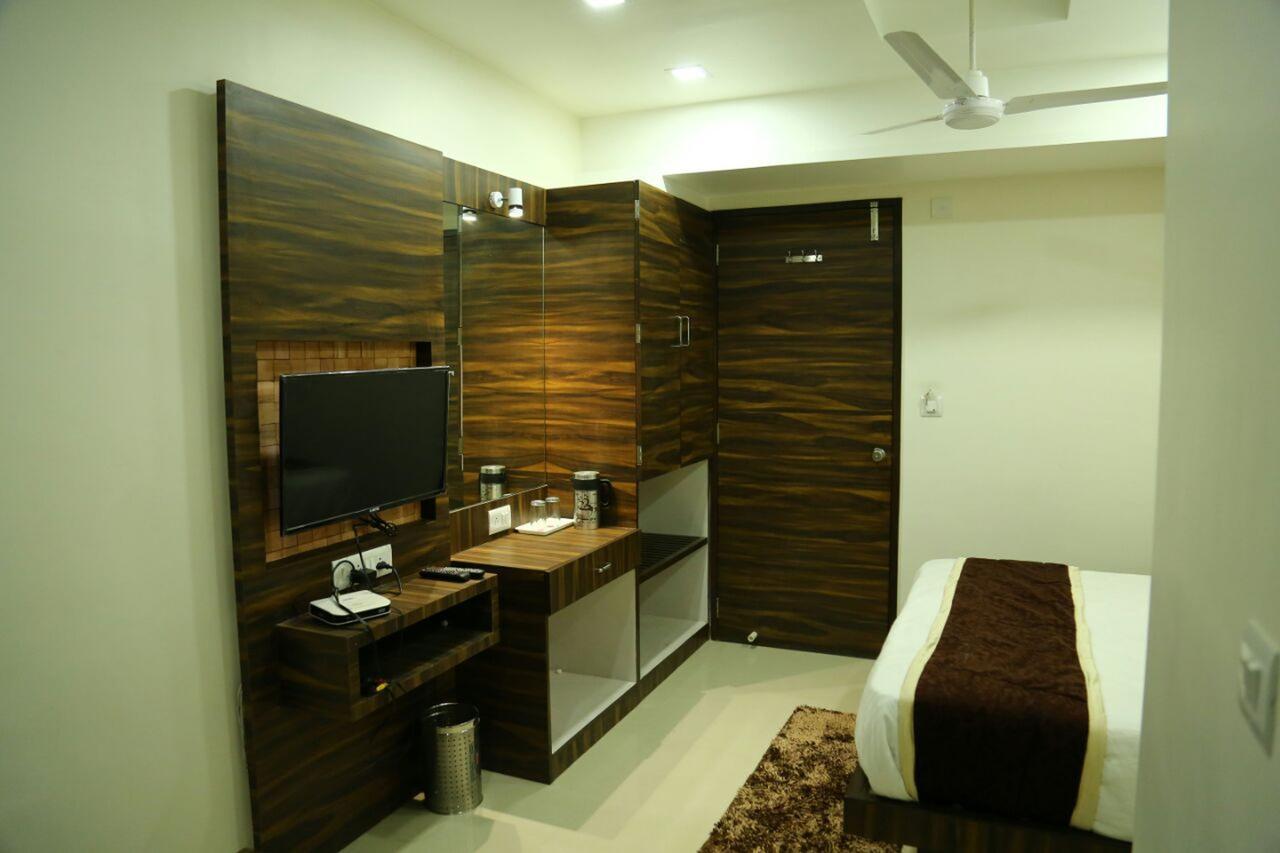 Hotel Gitanjali Inn By Bizzgrow Hotels Ahmedabad Ngoại thất bức ảnh